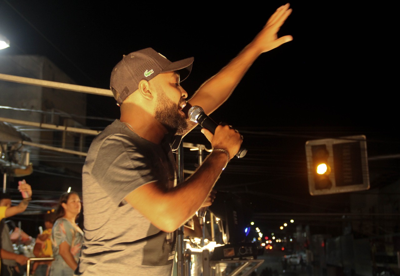 Show de Thalles Roberto atrai multidão no aniversário de 34 anos de Eunápolis 33