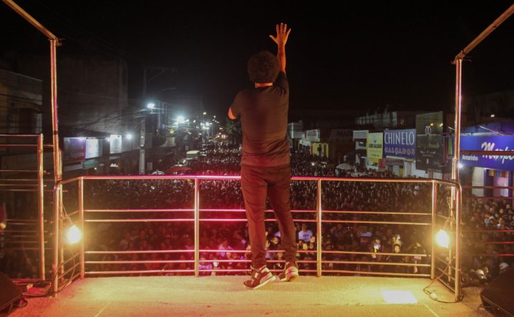 Show de Thalles Roberto atrai multidão no aniversário de 34 anos de Eunápolis 5