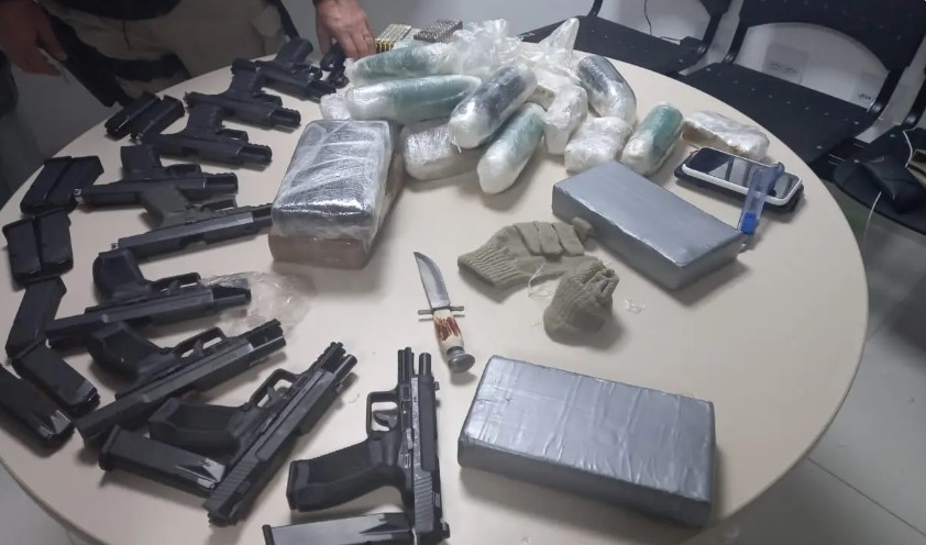 Casal é preso transportando pistolas, carregadores, munições e drogas no Sudoeste da Bahia 5