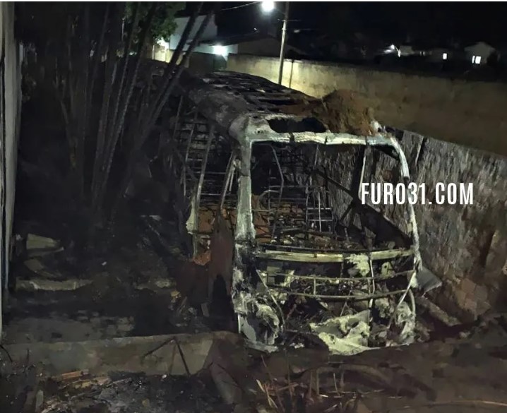 Ônibus incendiados deixam população assustada em Guaratinga 6