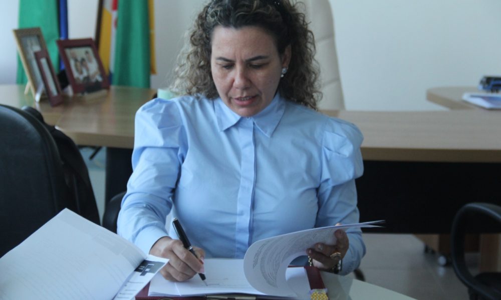 Prefeita Cordélia Torres sanciona lei que institui auxílio-fardamento para agentes de saúde e combate às endemias