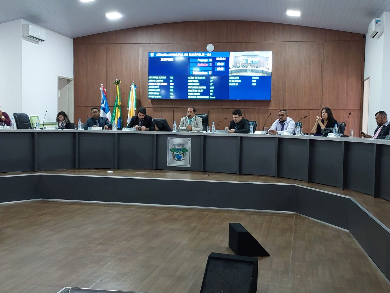 Em duas sessões extraordinárias, vereadores aprovam reajuste de salário para agentes de saúde e de endemias. Em duas sessões extraordinárias, vereadores aprovam reajuste de salário para agentes de saúde e de endemias. 6