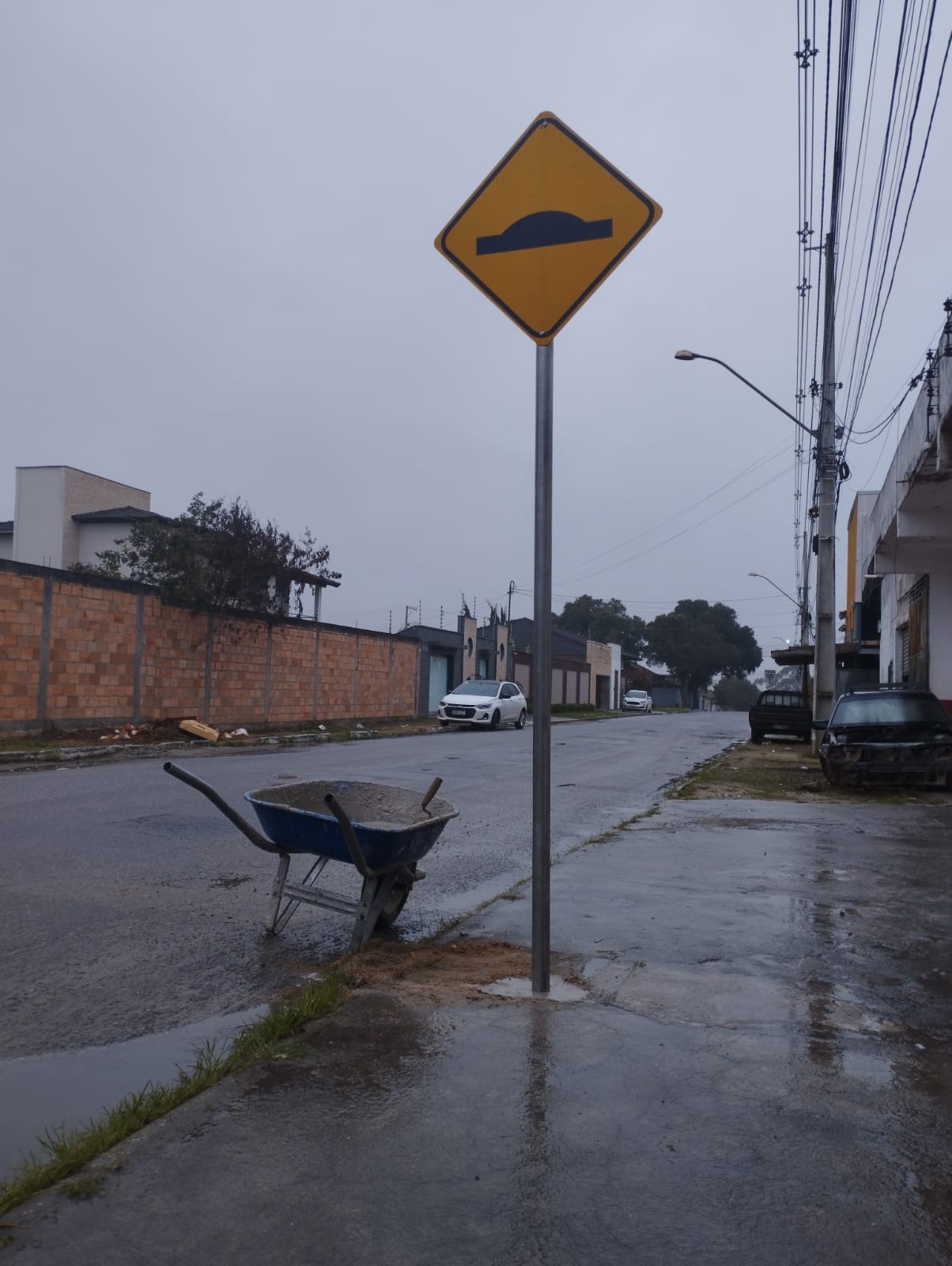 Prefeitura de Eunápolis investe em segurança no trânsito com instalação de sinalização vertical e horizontal 7