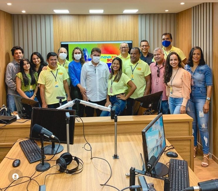 Rádio Nova FM recebe visita da prefeita Cordélia Torres e do secretário Paulo Dapé 13