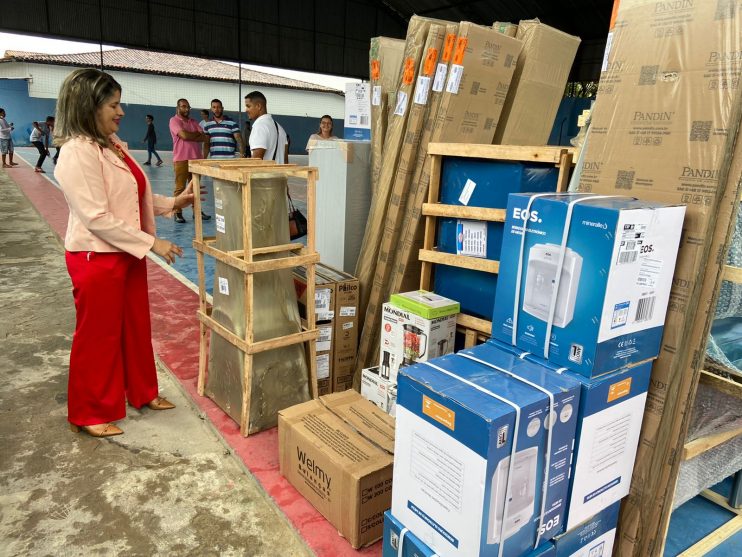 Novos tempos para a educação. Prefeito Luizinho entrega equipamentos novos e modernos para as escolas municipais 79