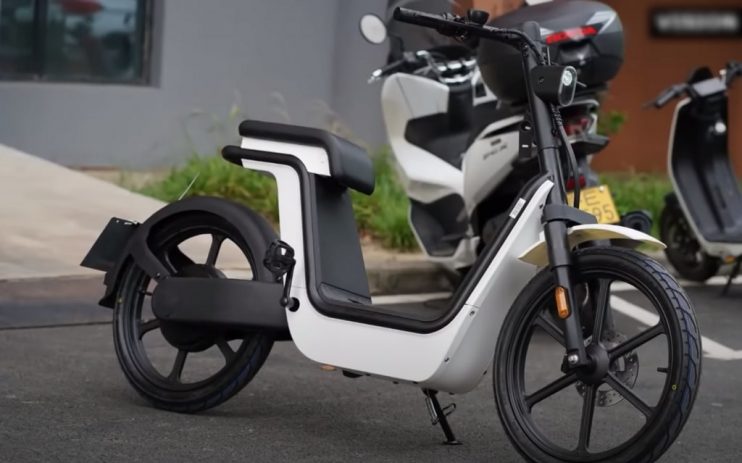 Honda apresenta scooter elétrica minimalista que custa menos de R$ 4 mil 12