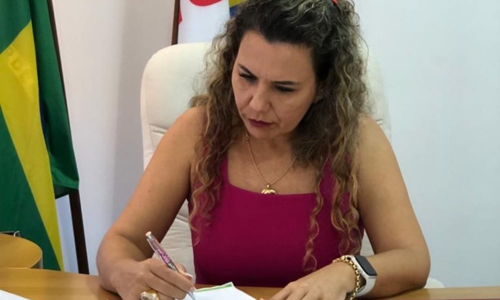 Prefeita Cordélia Torres sanciona lei que institui reajuste salarial de 60% para agentes em Eunápolis