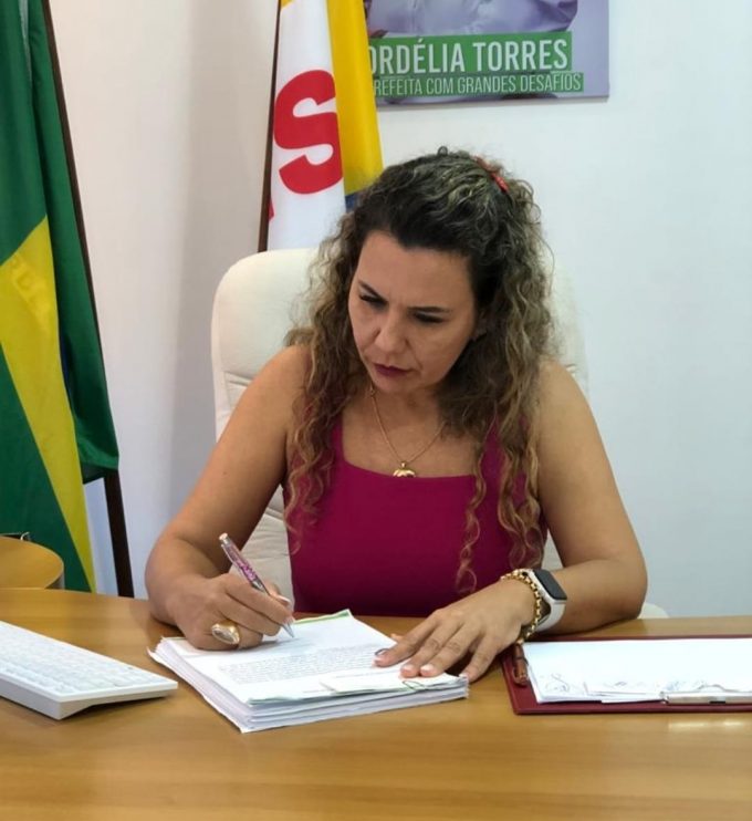 Prefeita Cordélia Torres sanciona lei que institui reajuste salarial de 60% para agentes em Eunápolis 6