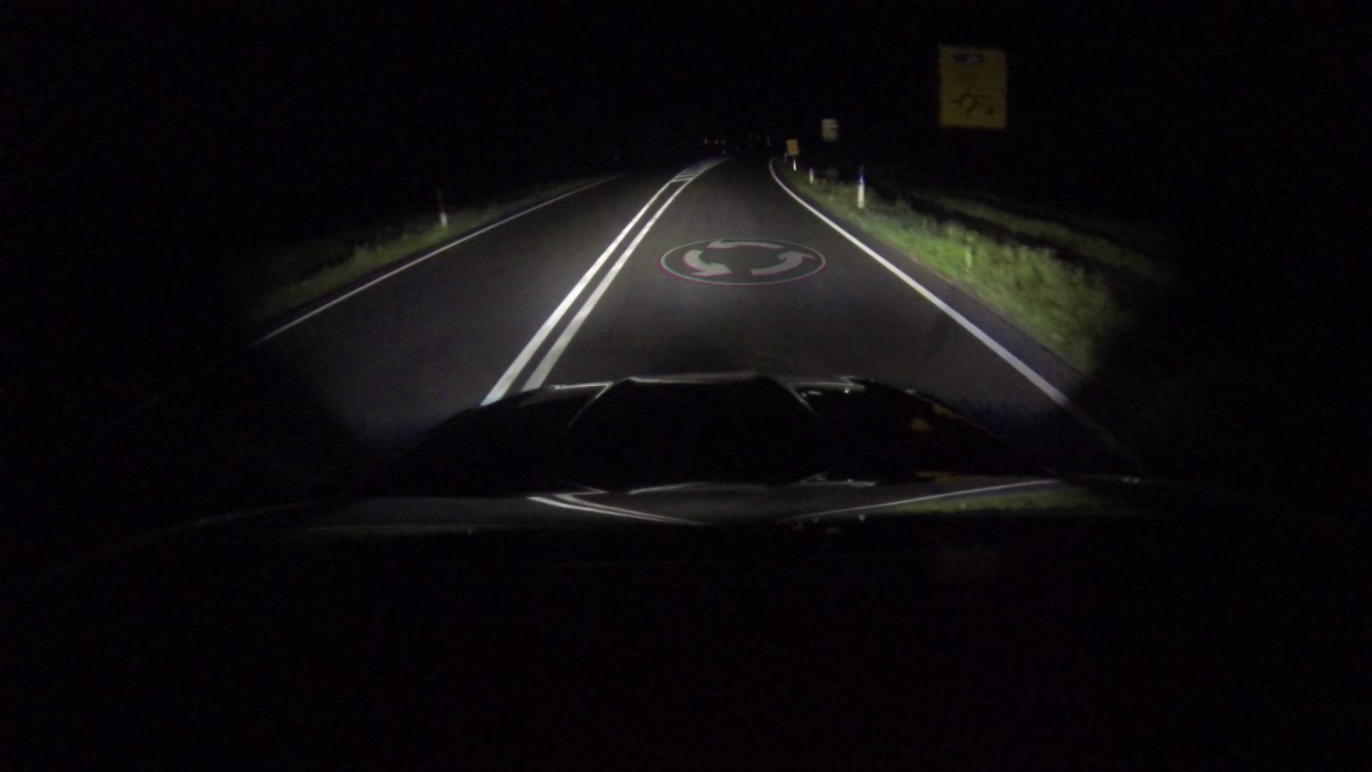 Ford apresenta faróis que projetam alertas de trânsito na estrada 13