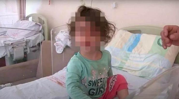 Menina de 2 anos dá dentada e mata cobra que a atacou: 'Estava brincando' 4