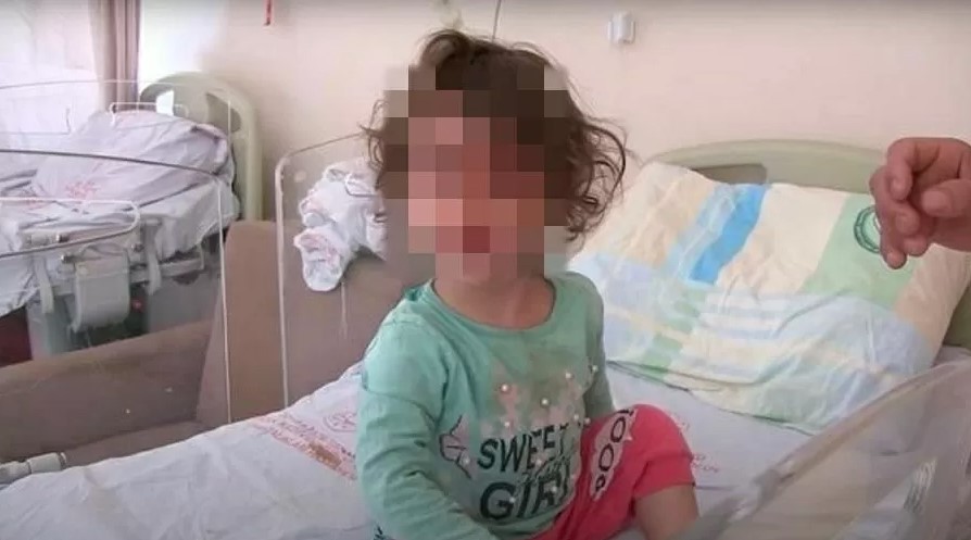 Menina de 2 anos dá dentada e mata cobra que a atacou: ‘Estava brincando’
