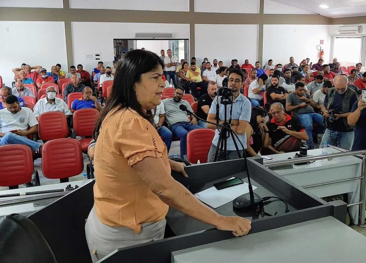 Carmem Lúcia é apresentada como líder do governo de Cordélia Torres na Câmara de Eunápolis 8