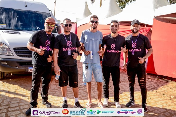 De cima do trio elétrico, Katrina e Jarley Rosa puxam multidão no tradicional arrastão 70