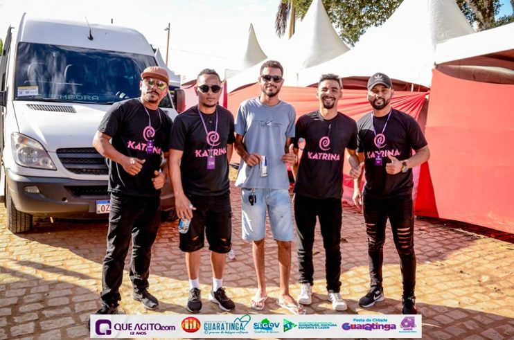 De cima do trio elétrico, Katrina e Jarley Rosa puxam multidão no tradicional arrastão 71