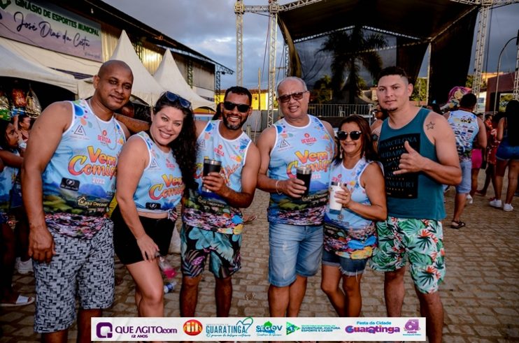 De cima do trio elétrico, Katrina e Jarley Rosa puxam multidão no tradicional arrastão 75