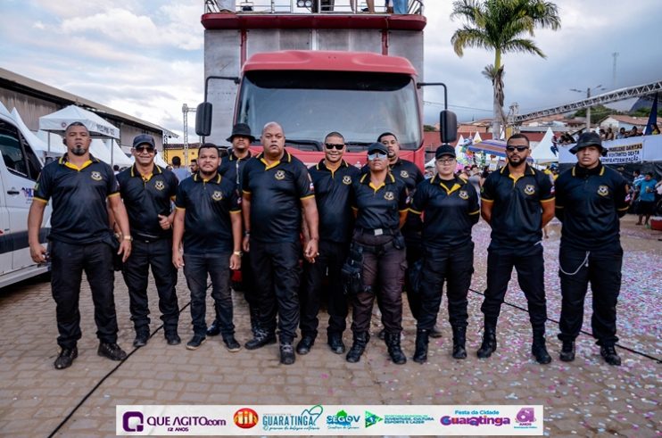 De cima do trio elétrico, Katrina e Jarley Rosa puxam multidão no tradicional arrastão 80