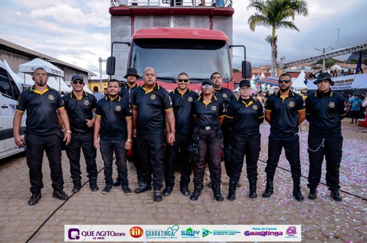 De cima do trio elétrico, Katrina e Jarley Rosa puxam multidão no tradicional arrastão 81