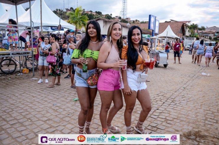 De cima do trio elétrico, Katrina e Jarley Rosa puxam multidão no tradicional arrastão 82