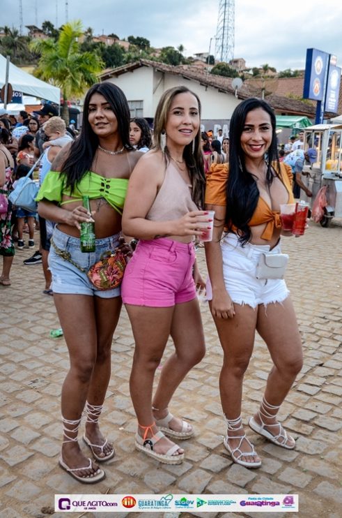 De cima do trio elétrico, Katrina e Jarley Rosa puxam multidão no tradicional arrastão 83