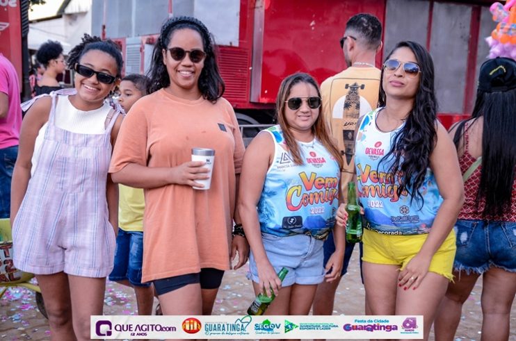 De cima do trio elétrico, Katrina e Jarley Rosa puxam multidão no tradicional arrastão 87