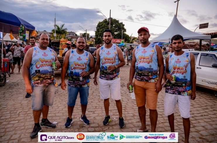 De cima do trio elétrico, Katrina e Jarley Rosa puxam multidão no tradicional arrastão 90