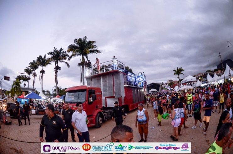 De cima do trio elétrico, Katrina e Jarley Rosa puxam multidão no tradicional arrastão 91