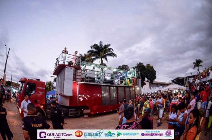 De cima do trio elétrico, Katrina e Jarley Rosa puxam multidão no tradicional arrastão 93