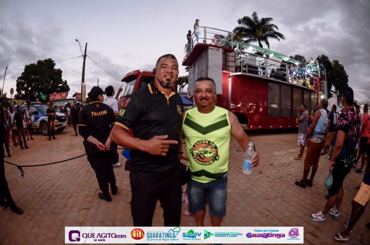 De cima do trio elétrico, Katrina e Jarley Rosa puxam multidão no tradicional arrastão 94