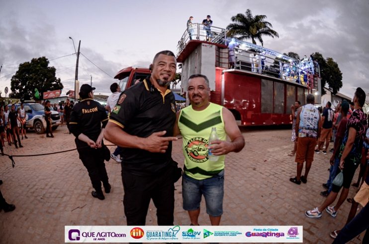 De cima do trio elétrico, Katrina e Jarley Rosa puxam multidão no tradicional arrastão 95