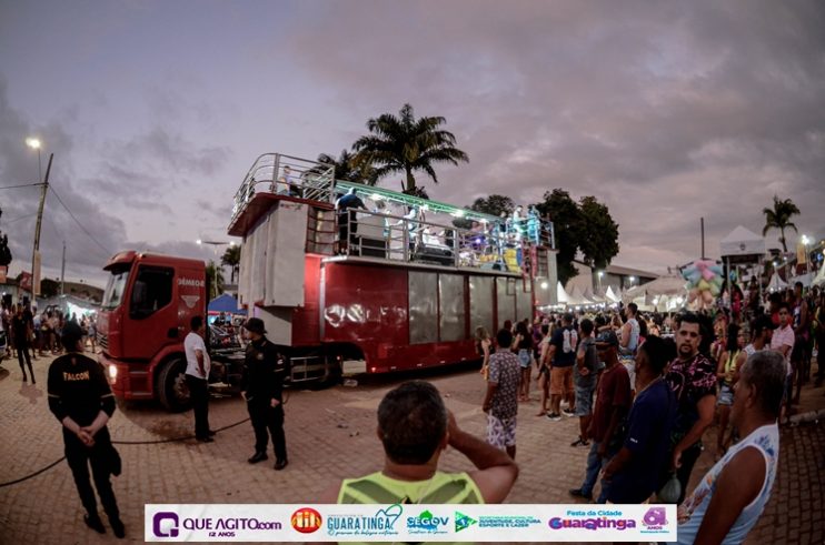 De cima do trio elétrico, Katrina e Jarley Rosa puxam multidão no tradicional arrastão 96