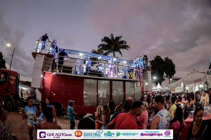 De cima do trio elétrico, Katrina e Jarley Rosa puxam multidão no tradicional arrastão 97