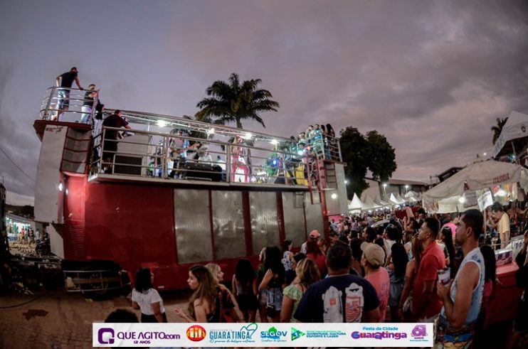 De cima do trio elétrico, Katrina e Jarley Rosa puxam multidão no tradicional arrastão 98