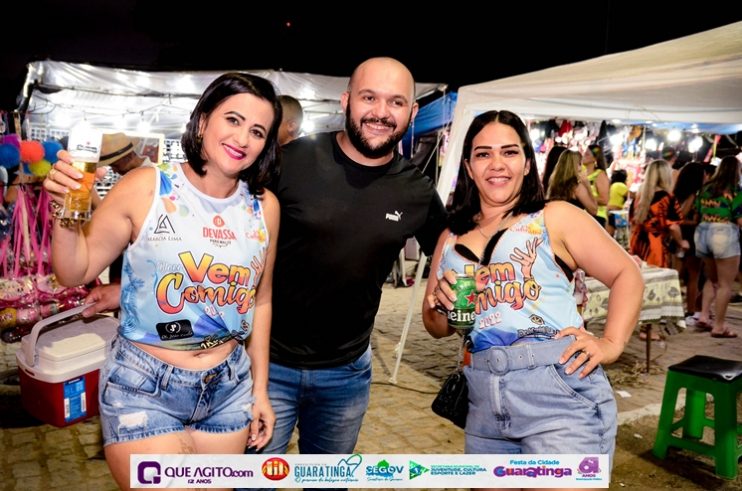 De cima do trio elétrico, Katrina e Jarley Rosa puxam multidão no tradicional arrastão 102