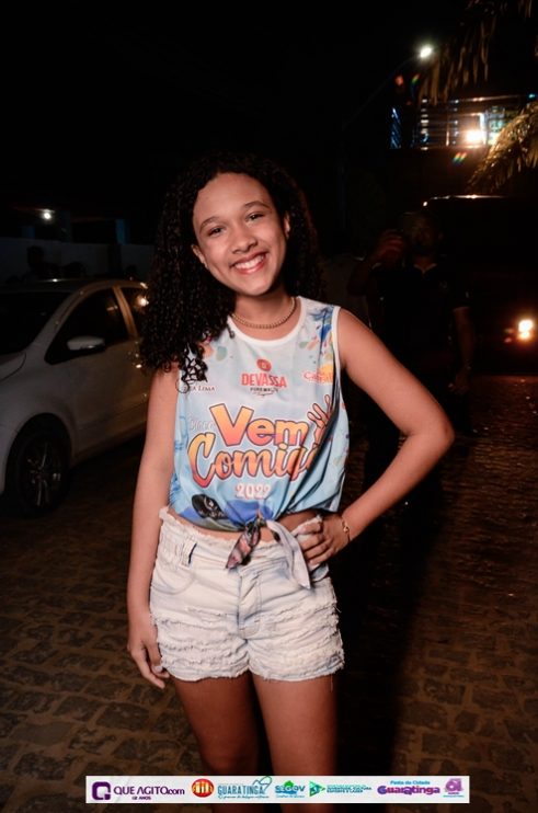 De cima do trio elétrico, Katrina e Jarley Rosa puxam multidão no tradicional arrastão 106