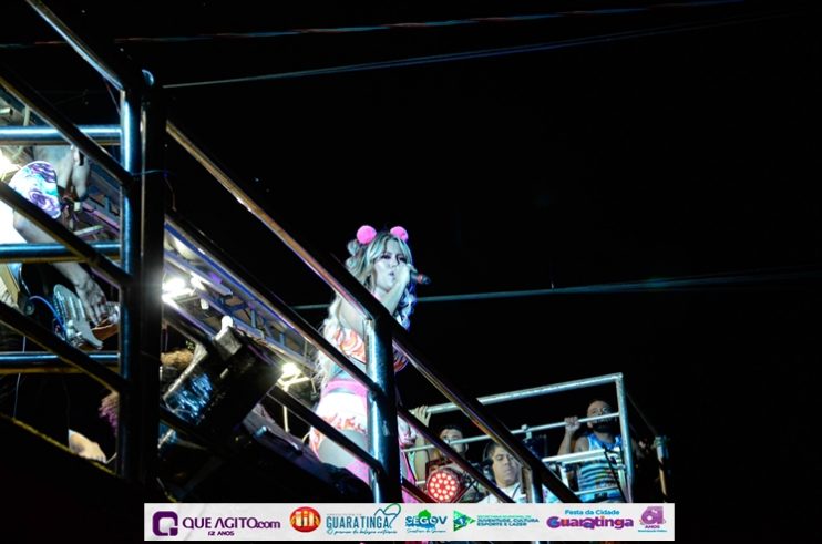 De cima do trio elétrico, Katrina e Jarley Rosa puxam multidão no tradicional arrastão 108