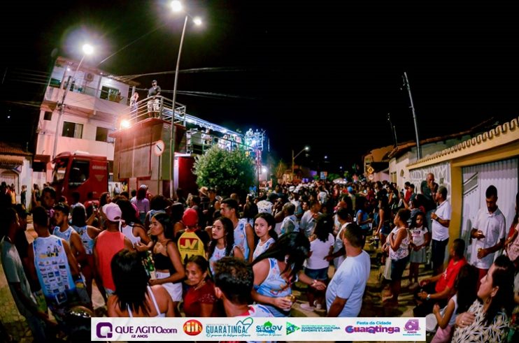 De cima do trio elétrico, Katrina e Jarley Rosa puxam multidão no tradicional arrastão 120