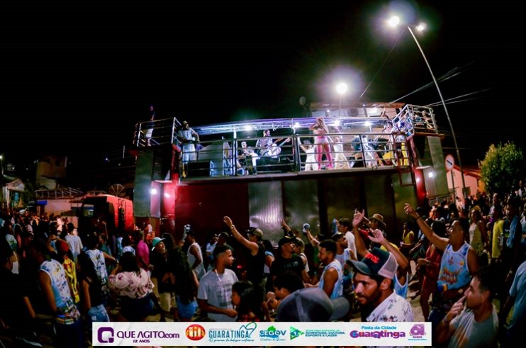 De cima do trio elétrico, Katrina e Jarley Rosa puxam multidão no tradicional arrastão 121