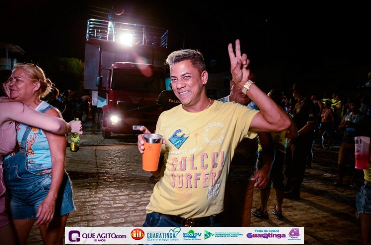 De cima do trio elétrico, Katrina e Jarley Rosa puxam multidão no tradicional arrastão 135