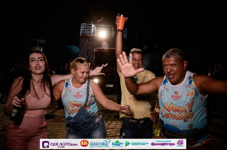 De cima do trio elétrico, Katrina e Jarley Rosa puxam multidão no tradicional arrastão 136