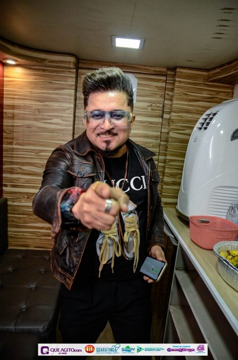 De cima do trio elétrico, Katrina e Jarley Rosa puxam multidão no tradicional arrastão 183