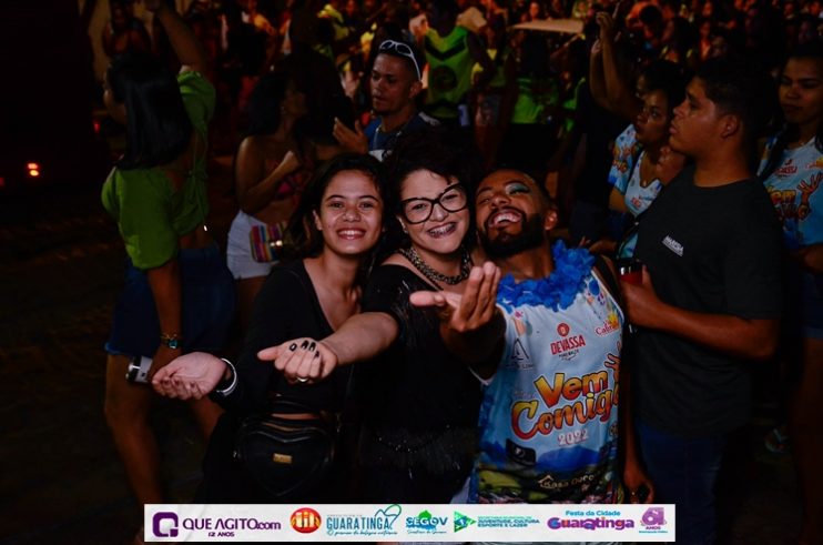 De cima do trio elétrico, Katrina e Jarley Rosa puxam multidão no tradicional arrastão 185