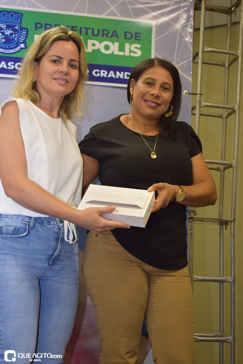 Prefeita entrega mais de 170 tablets para modernizar trabalho dos agentes comunitários de saúde 112