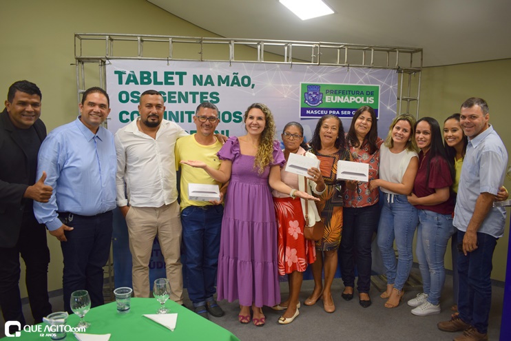 Prefeita entrega mais de 170 tablets para modernizar trabalho dos agentes comunitários de saúde 151