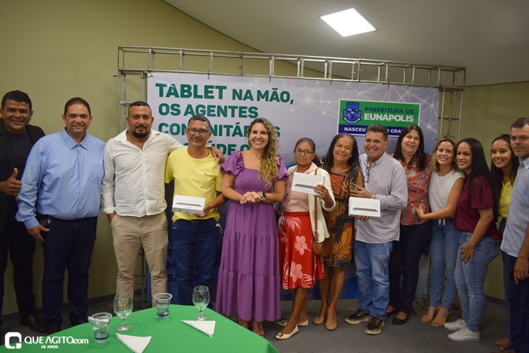 Prefeita entrega mais de 170 tablets para modernizar trabalho dos agentes comunitários de saúde 153