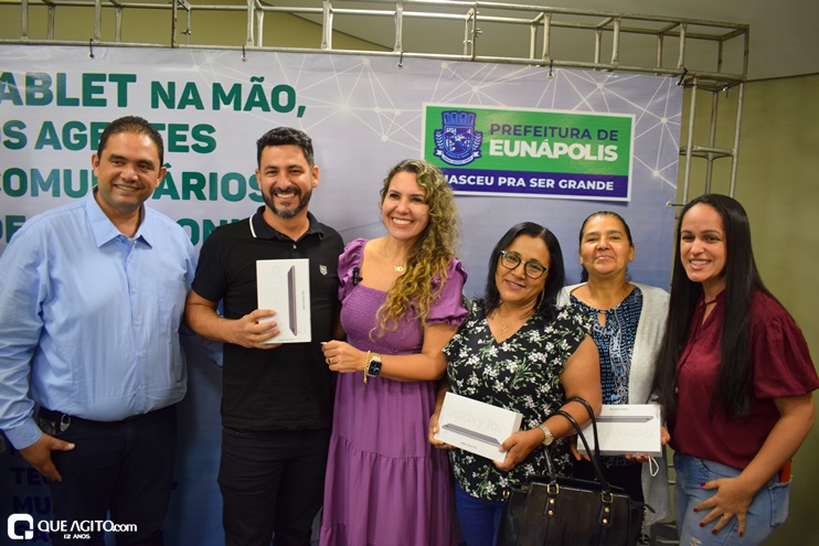 Prefeita entrega mais de 170 tablets para modernizar trabalho dos agentes comunitários de saúde 162