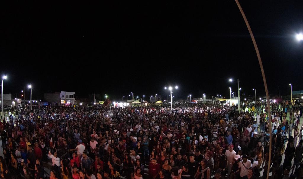 Show de Papazoni lota praça pública de Mansidão 8