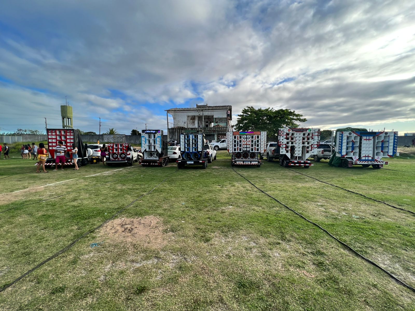 Associação do Som Automotivo de Porto Seguro realizou a 7ª edição do Aniversário do Paredão Rasgueira e arrecada centenas de kg de alimentos 8