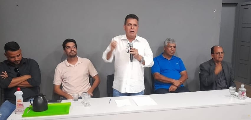 Paulo Dapé conduz reunião reafirmando apoio à candidatura de Robinho