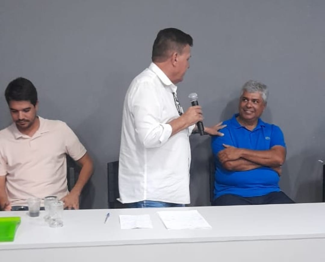 Paulo Dapé conduz reunião reafirmando apoio à candidatura de Robinho 8