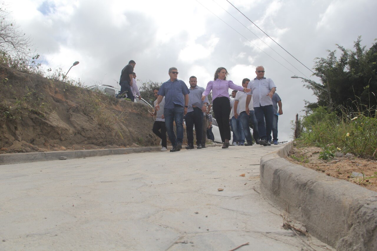 Prefeita Cordélia Torres visita obras de infraestrutura urbana em Eunápolis 7